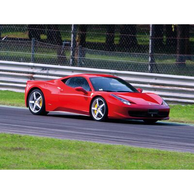 Smartbox Ferrari F458 Italia su pista: 2 giri presso l'Autodromo del Mugello Smartbox Ferrari F458 Italia su pista: 2 giri presso l'Autodromo del Mugello