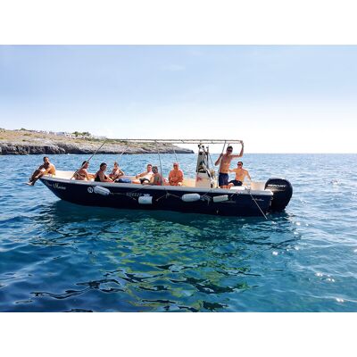Smartbox Tour in barca per la famiglia alle grotte di Santa Maria di Leuca con aperitivo a bordo Smartbox Tour in barca per la famiglia alle grotte di Santa Maria di Leuca con aperitivo a bordo