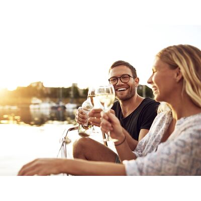 Smartbox A bordo con gusto: romantico pranzo di 4 portate con vino sul battello per 2 persone Smartbox A bordo con gusto: romantico pranzo di 4 portate con vino sul battello per 2 persone
