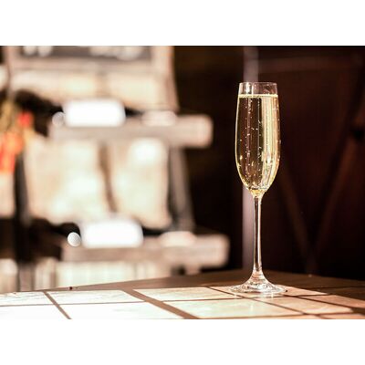 Smartbox Aroma Wine Bar Enoteca: 2 pregiate bottiglie di Champagne Smartbox Aroma Wine Bar Enoteca: 2 pregiate bottiglie di Champagne