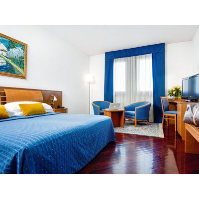 Smartbox 1 notte di lusso in hotel 4* con romantica cena e Spa per 2 Smartbox 1 notte di lusso in hotel 4* con romantica cena e Spa per 2
