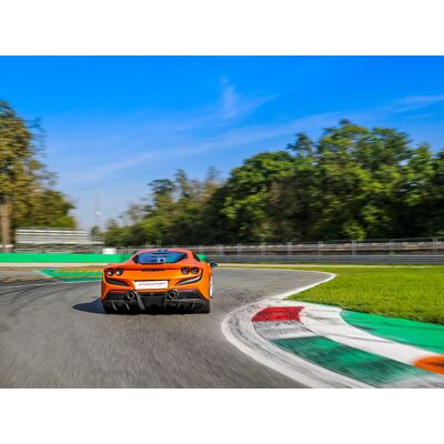 Smartbox A tutta velocità in Ferrari F8 Tributo: 1 giro su pista presso il Circuito di Monza Smartbox A tutta velocità in Ferrari F8 Tributo: 1 giro su pista presso il Circuito di Monza
