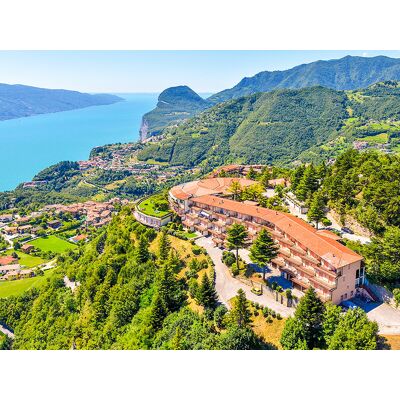 Smartbox Insieme sul Lago di Garda: 1 notte in hotel 4* con accesso Spa e bottiglia di vino in omaggio Smartbox Insieme sul Lago di Garda: 1 notte in hotel 4* con accesso Spa e bottiglia di vino in omaggio