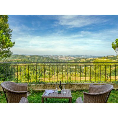 Smartbox Insieme tra le colline di Urbino: 1 romantica notte con aperitivo di benvenuto, massaggio relax e cena Smartbox Insieme tra le colline di Urbino: 1 romantica notte con aperitivo di benvenuto, massaggio relax e cena