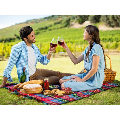 Smartbox Un picnic in vigna al sapore di Montepulciano con tour in cantina Smartbox Un picnic in vigna al sapore di Montepulciano con tour in cantina