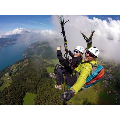 Smartbox Emozioni tra le nuvole a Bergamo con un volo in parapendio per 2 Smartbox Emozioni tra le nuvole a Bergamo con un volo in parapendio per 2