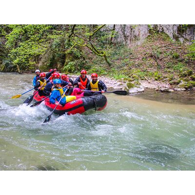 Smartbox Rafting di 1h e 30min sui fiumi dell'Umbria per 2 persone avventurose Smartbox Rafting di 1h e 30min sui fiumi dell'Umbria per 2 persone avventurose
