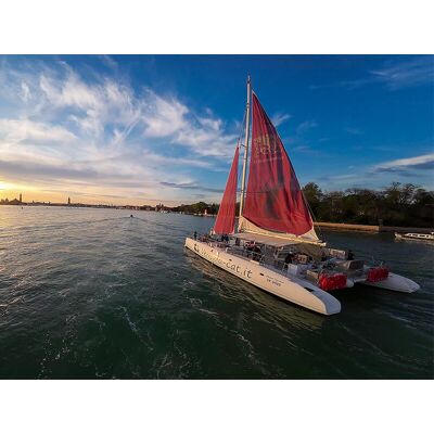 Smartbox Venezia notturna: tour in catamarano con sassofono dal vivo e 2 bevande per 1 persona Smartbox Venezia notturna: tour in catamarano con sassofono dal vivo e 2 bevande per 1 persona