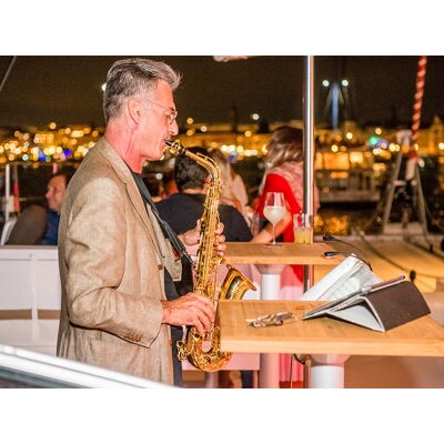 Smartbox Venezia Jazz: tour in catamarano con sassofonista dal vivo e 2 bevande per 2 persone Smartbox Venezia Jazz: tour in catamarano con sassofonista dal vivo e 2 bevande per 2 persone