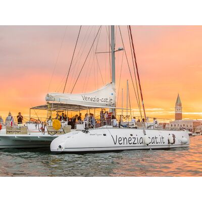 Smartbox Skyline di Venezia in catamarano: tour, pranzo e drink per 3 Smartbox Skyline di Venezia in catamarano: tour, pranzo e drink per 3