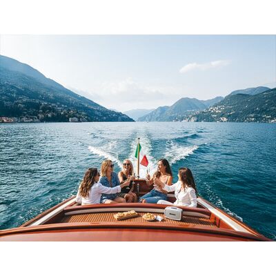 Smartbox Festa di addio al nubilato o celibato sul Lago di Como con tour privato in Taxi Boat e Prosecco Smartbox Festa di addio al nubilato o celibato sul Lago di Como con tour privato in Taxi Boat e Prosecco