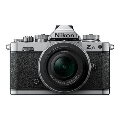 Nikon Z fc + DX 16-50 mm f/3.5-6.3 VR Edizione argento Nikon Z fc + DX 16-50 mm f/3.5-6.3 VR Edizione argento