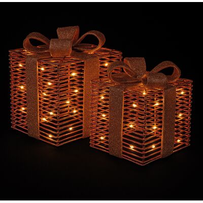 Galileo <p>Set 2 scatole regalo luminose a batteria, fiocco in tessuto dorato, Santa's House</p> Galileo <p>Set 2 scatole regalo luminose a batteria, fiocco in tessuto dorato, Santa's House</p>