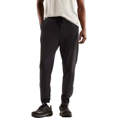 New Balance - Pantaloni da jogging traspiranti ed elasticizzati - RC Essential Jogger Black in Poliestere Riciclato - Taglia L - Nero New Balance - Pantaloni da jogging traspiranti ed elasticizzati - RC Essential Jogger Black in Poliestere Riciclato - Taglia L - Nero