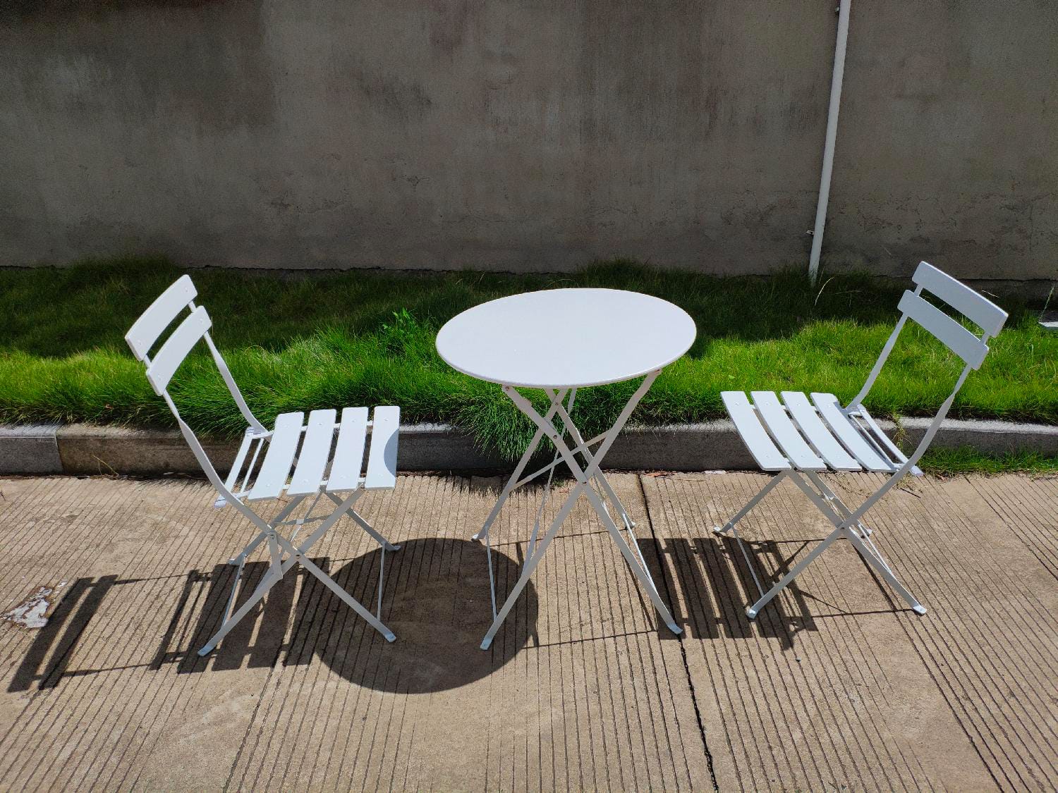 giardini del re fs460 white tavolino da giardino esterno pieghevole rotondo in acciaio + 2 sedie pieghevoli colore bianco - giotto