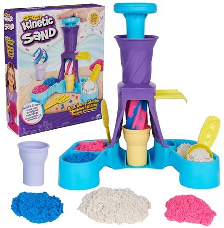 Kinetic Sand , Gelateria Colorata, Sabbia Cinetica Colorata, 396g di Sabbia Blu, Rosa e Bianca, 2 Coni Gelato Giocattolo, 2 Strumenti per Decorare, Giocattoli per Bambini e Bambine, 3+ Anni