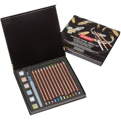 Derwent Metallic Set da 19 Accessori in Confezione Regalo con 12 x Matite dal Nucleo Esagonale da 3,5 mm, 1 x Waterbrush e 6 x Tempere Colorate Solubili in Acqua, Adatto all'Artigianato e all'Arte Derwent Metallic Set da 19 Accessori in Confezione Regalo con 12 x Matite dal Nucleo Esagonale da 3,5 mm, 1 x Waterbrush e 6 x Tempere Colorate Solubili in Acqua, Adatto all'Artigianato e all'Arte