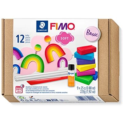 Staedtler FIMO Soft Basic Set. panetti colorati di pasta modellabile termoindurente, set da 9 colori da 25g, con vernice brillante e accessori, adatto per bambini dagli 8 anni, 8023 10 Staedtler FIMO Soft Basic Set. panetti colorati di pasta modellabile termoindurente, set da 9 colori da 25g, con vernice brillante e accessori, adatto per bambini dagli 8 anni, 8023 10