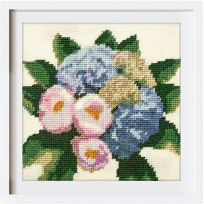 Trimits Kit per ricamo a mezzo punto/arazzo Motivo bouquet di ortensie su tela stampata a 12 punti (21,3 x 21,3 cm) con filati, ago, schema colori e istruzioni Trimits Kit per ricamo a mezzo punto/arazzo Motivo bouquet di ortensie su tela stampata a 12 punti (21,3 x 21,3 cm) con filati, ago, schema colori e istruzioni