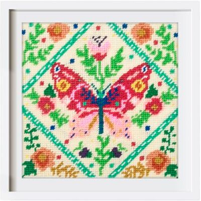 Trimits Kit per punto mezzo/arazzo Motivo floreale con farfalle su tela stampata a 12 punti (21,3 x 21,3 cm) con filati, ago, schema colori e istruzioni Trimits Kit per punto mezzo/arazzo Motivo floreale con farfalle su tela stampata a 12 punti (21,3 x 21,3 cm) con filati, ago, schema colori e istruzioni