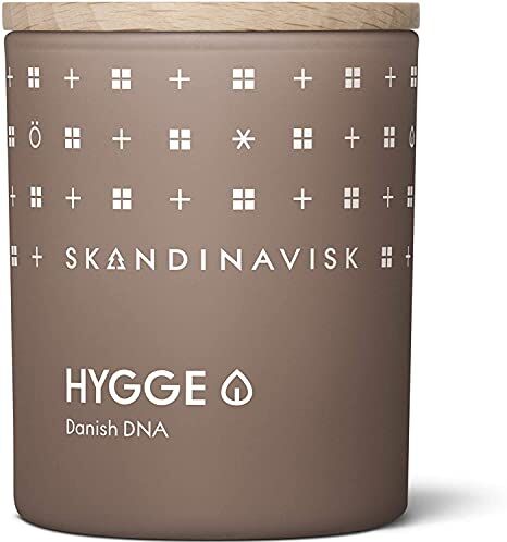 Skandinavisk Candela Profumata "Cosiness" Hygge Note di Fragranza: Tè Nero e Foglie di Menta Mele Secche e Cannella al Forno 200 g.