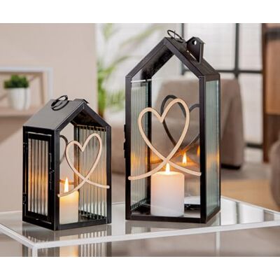 Gilde Set di 2 lanterne a forma di cuore in vetro e metallo, altezza 32 cm, nero opaco, scanalate, a forma di casa, motivo a cuore Gilde Set di 2 lanterne a forma di cuore in vetro e metallo, altezza 32 cm, nero opaco, scanalate, a forma di casa, motivo a cuore