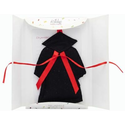 KIKKE PROFUMATE Biglietto Auguri Laurea Profumato al Talco con Toga in Miniatura in Stoffa Fatto a Mano Personalizzabile con Dedica Regalo Laurea o Diploma di maturità Originale per Donna e Uomo con busta KIKKE PROFUMATE Biglietto Auguri Laurea Profumato al Talco con Toga in Miniatura in Stoffa Fatto a Mano Personalizzabile con Dedica Regalo Laurea o Diploma di maturità Originale per Donna e Uomo con busta