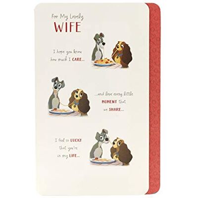 UK Greetings Biglietto di auguri per la moglie, con frasi in inglese, motivo “Lilli e il Vagabondo” Moglie Signora & Il Vagabondo UK Greetings Biglietto di auguri per la moglie, con frasi in inglese, motivo “Lilli e il Vagabondo” Moglie Signora & Il Vagabondo