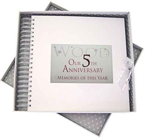 WHITE COTTON CARDS 5th Wood Anniversary Memories of This Year, Biglietto e Album dei ricordi, Glitter e Parole, Legno, Bianco, 27x30x4 cm