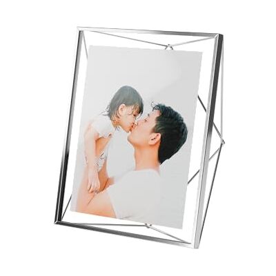 Umbra Prisma cornice portafoto 20x25 cm, cornice sospesa in metallo da parete o da scrivania per foto, immagini artistiche, illustrazioni e altro, cromata Umbra Prisma cornice portafoto 20x25 cm, cornice sospesa in metallo da parete o da scrivania per foto, immagini artistiche, illustrazioni e altro, cromata