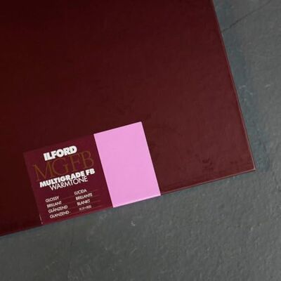 Ilford Multigrade FB Warmtone Gloss, 20,3 x 25,4 cm, 25 fogli Ilford Multigrade FB Warmtone Gloss, 20,3 x 25,4 cm, 25 fogli