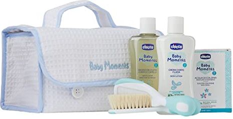 Artsana Chicco Set Baby Moments, Con Acqua di Colonia 100ml, Bagno Delicato Corpo e Capelli 200ml, Crema Corpo 200 ml, Spazzola e Pettine, Tutto il Necessario per il Bagnetto, Idea Regalo, Azzurro,0 Mesi+