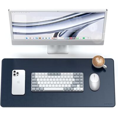 Satechi Tappetino Scrivania XXL 68x31,5cm, Antigraffio, Antiacqua, Blu Materiale premium (PU), cuciture rinforzate, antiscivolo, spess. 0,3 cm, ergonomico, facile da pulire; ufficio, gaming e casa Satechi Tappetino Scrivania XXL 68x31,5cm, Antigraffio, Antiacqua, Blu Materiale premium (PU), cuciture rinforzate, antiscivolo, spess. 0,3 cm, ergonomico, facile da pulire; ufficio, gaming e casa