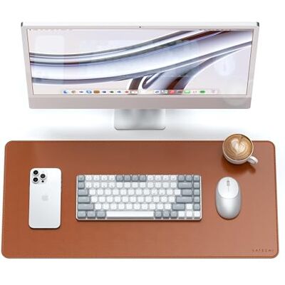 Satechi Tappetino Scrivania XXL 68x31,5cm, Antigraffio, Antiacqua, Marrone Materiale premium (PU), cuciture rinforzate, antiscivolo, spess. 0,3 cm, ergonomico, facile da pulire; ufficio, gaming e casa Satechi Tappetino Scrivania XXL 68x31,5cm, Antigraffio, Antiacqua, Marrone Materiale premium (PU), cuciture rinforzate, antiscivolo, spess. 0,3 cm, ergonomico, facile da pulire; ufficio, gaming e casa