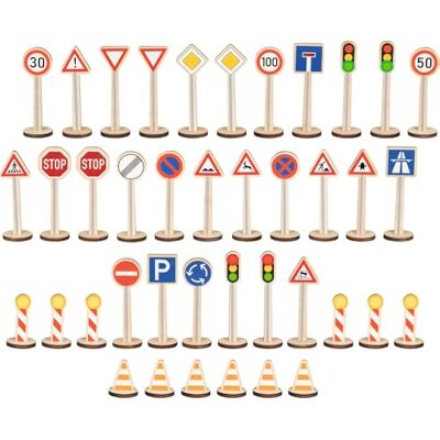 Goki 53761 – Il mio grande set di segnali stradali, set di 40 segnali stradali in legno, gioco educativo per bambini a partire dai 3 anni Goki 53761 – Il mio grande set di segnali stradali, set di 40 segnali stradali in legno, gioco educativo per bambini a partire dai 3 anni