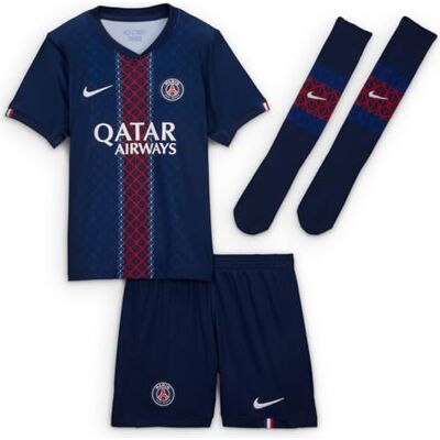Nike Paris Saint-Germain 2025/26 Stadium Home Set di tre magliette da calcio Replica per bambini più piccoli, Midnight Navy/Bianco, , XS Nike Paris Saint-Germain 2025/26 Stadium Home Set di tre magliette da calcio Replica per bambini più piccoli, Midnight Navy/Bianco, , XS