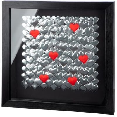 Gilde Quadro a forma di cuore, in plastica, nero, 40 x 40 cm Materiale: plastica, vetro, metallo. Effetto 3D con motivo a cuore in rosso e argento. Gancio incluso. Gilde Quadro a forma di cuore, in plastica, nero, 40 x 40 cm Materiale: plastica, vetro, metallo. Effetto 3D con motivo a cuore in rosso e argento. Gancio incluso.