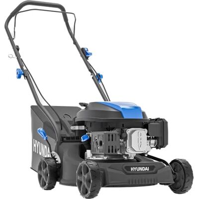 Hyundai Tosaerba a benzina, larghezza di taglio 39 cm, motore 131 cc, sacco di raccolta da 35 litri e scarico posteriore, spinta manuale, edizione nera Hyundai Tosaerba a benzina, larghezza di taglio 39 cm, motore 131 cc, sacco di raccolta da 35 litri e scarico posteriore, spinta manuale, edizione nera