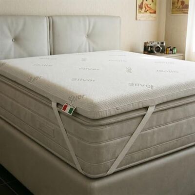 Italian Bed Linen Topper VAULT con Fodera Silver Topper Materasso PIAZZA e MEZZA 120x190cm Made in Italy, Coprimaterasso Altezza 5cm con 4 elastici per il fissaggio, Imbottitura in Lastra di Ovatta Resinata 750g/mq Italian Bed Linen Topper VAULT con Fodera Silver Topper Materasso PIAZZA e MEZZA 120x190cm Made in Italy, Coprimaterasso Altezza 5cm con 4 elastici per il fissaggio, Imbottitura in Lastra di Ovatta Resinata 750g/mq