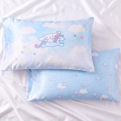 Franco Cinnamoroll Beauty, federa reversibile in raso setoso, confezione da 2, 50 x 76 cm, per capelli e pelle, prodotto con licenza ufficiale, di Collectibles Franco Cinnamoroll Beauty, federa reversibile in raso setoso, confezione da 2, 50 x 76 cm, per capelli e pelle, prodotto con licenza ufficiale, di Collectibles