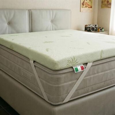 Italian Bed Linen Topper VAULT con Fodera Aloe Topper Materasso SINGOLO 80x190cm Made in Italy, Coprimaterasso Altezza 5cm con 4 elastici per il fissaggio, Imbottitura in Lastra di Ovatta Resinata 750g/mq Italian Bed Linen Topper VAULT con Fodera Aloe Topper Materasso SINGOLO 80x190cm Made in Italy, Coprimaterasso Altezza 5cm con 4 elastici per il fissaggio, Imbottitura in Lastra di Ovatta Resinata 750g/mq