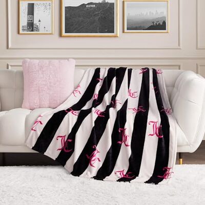 Juicy Couture Cabana in peluche a righe nere, 228 cm x 230 cm, coperta da letto lussuosa in microfibra per il massimo comfort e calore accogliente Juicy Couture Cabana in peluche a righe nere, 228 cm x 230 cm, coperta da letto lussuosa in microfibra per il massimo comfort e calore accogliente