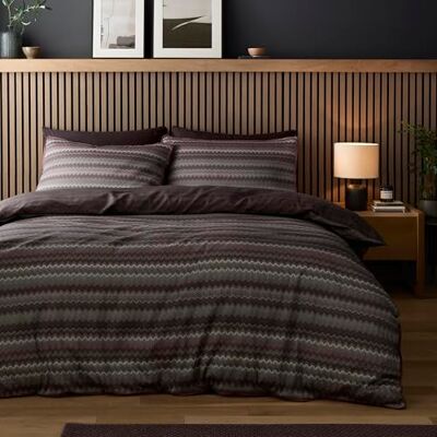 Appletree Loft Chevron Stripe Chocolate Set copripiumino super king – Stripe Piping Trim Bedding – Cotone traspirante – Include 1 copripiumino (260 x 220 cm) e 2 federe Appletree Loft Chevron Stripe Chocolate Set copripiumino super king – Stripe Piping Trim Bedding – Cotone traspirante – Include 1 copripiumino (260 x 220 cm) e 2 federe
