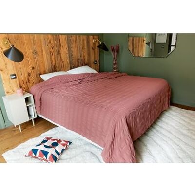 Linder Copriletto a righe in rilievo morbido e soffice Colore rosa antico 100% poliestere Dimensioni 240 x 250 cm Collezione Seersucker Linder Copriletto a righe in rilievo morbido e soffice Colore rosa antico 100% poliestere Dimensioni 240 x 250 cm Collezione Seersucker