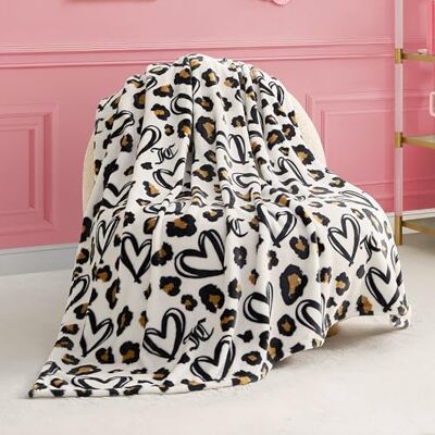 Juicy Couture Doodle Cheetah Heart Coperta in peluche 127 x 177,8 cm, bianco – Coperte decorative per divani, copriletto per sedie e letti Juicy Couture Doodle Cheetah Heart Coperta in peluche 127 x 177,8 cm, bianco – Coperte decorative per divani, copriletto per sedie e letti
