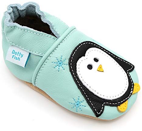 Dotty Fish Scarpine in Pelle Prima Infanzia. Scarpe Bimbi per Primi Passi con Suola Scamosciata. Blu Pallido con Pinguino. 2-3 Anni (25 EU)