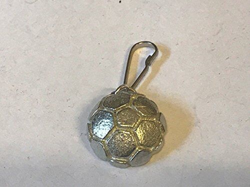 GIFTSFORALL Pallone da calcio grande 2,1 cm x 2,1 cm solido TG180 realizzato in pregiato peltro inglese su un estrattore con zip inviato da US Regali per tutti i 2016 di DERBYSHIRE UK