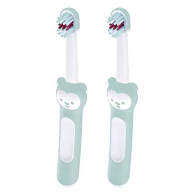 MAM Baby's Brush Set di 2 spazzolini da denti per bambini, con manico corto, per una facile manutenzione, per la pulizia dei denti, a partire dai 6 mesi, colore: Turchese MAM Baby's Brush Set di 2 spazzolini da denti per bambini, con manico corto, per una facile manutenzione, per la pulizia dei denti, a partire dai 6 mesi, colore: Turchese