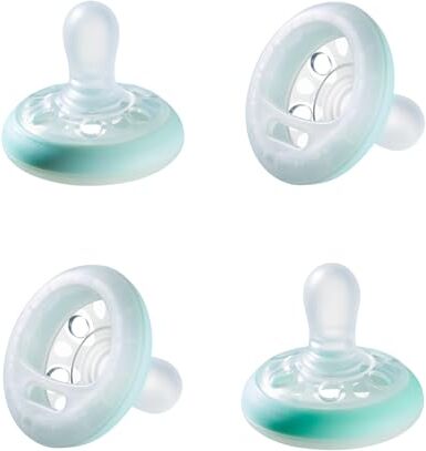 Tommee Tippee Ciuccio Che Simula il Seno Materno Night, Texture Simile Alla Pelle, Design Ortodontico Simmetrico, Include Recipiente per Sterilizzare, 0-6 Mesi, Confezione da 4