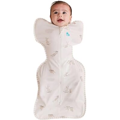 Love To Dream Swaddle UP, taglia media 6–8,5 kg Coniglietti nuvola Vestibilità aderente, favorisce un sonno sano 1,0 Tog per primavera ed estate (20–24°C) Cotone e doppia cerniera Love To Dream Swaddle UP, taglia media 6–8,5 kg Coniglietti nuvola Vestibilità aderente, favorisce un sonno sano 1,0 Tog per primavera ed estate (20–24°C) Cotone e doppia cerniera